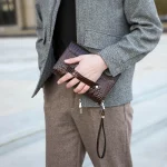 pochette cuir homme design moderne