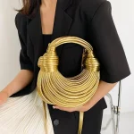pochette circulaire en métal doré
