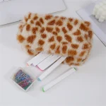 pochette de beauté en peluche