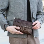 pochette homme motif crocodile tridimensionnel