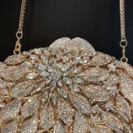 pochette femme ornée de cristaux blancs