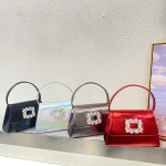 pochette en cuir argenté avec motif diamant
