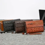 pochette en cuir motif crocodile