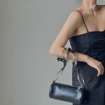 pochette à bandoulière avec anneau en métal