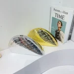 pochette en acrylique dorée