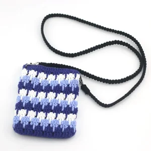 pochette téléphone crochet blanc et bleu