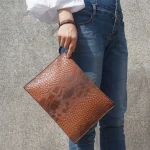 pochette cuir femme alliant style et praticité PENOVA