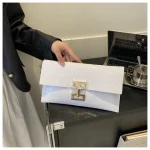 pochette élégante argentée pour événement