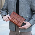 pochette homme avec motif crocodile
