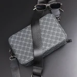 sacoche bandoulière homme motif à carreaux