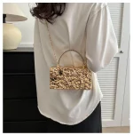 pochette décoration dorée femme