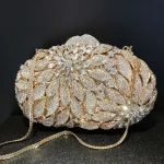 pochette en métal doré avec cristaux blancs