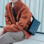 pochette homme avec grand rabat carré