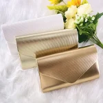 pochette élégante avec chaîne dorée