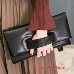 pochette noire en cuir serpent