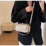 pochette noire élégante en cuir texturé
