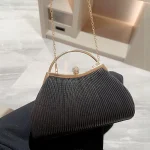 pochette dorée pour occasions spéciales