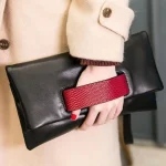 pochette serpent noir et rouge en cuir