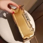 accessoire doré pour femme