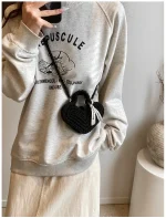 pochette noire avec motif cœur pour téléphone