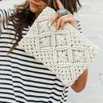 pochette bi-matériaux femme crochet et corde