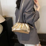 accessoire mode femme pochette dorée