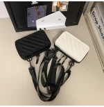pochette pratique pour homme à rayures