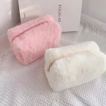 pochette en peluche pour produits de beauté