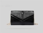 pochette noire en cuir alligator pour femme