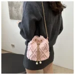 pochette en jean brodée de perles pour femme