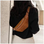 pochette banane chic en velours côtelé