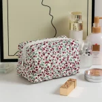 accessoire de maquillage matelassé à fleurs