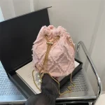 pochette en jean à perles pour un look décontracté