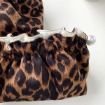 pochette contemporaine pour cosmétiques