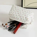 pochette à fleurs pour accessoires de beauté