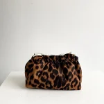 accessoire de maquillage motif léopard