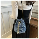 jolie pochette femme en jean ornée de perles