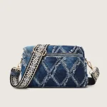 accessoire en jean avec bord en fourrure tendance
